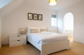 Newly Furnished Aztec House (6 separate beds)